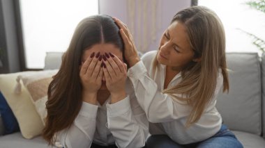 Oturma odasındaki İspanyol kadınlar aile sevgisini annelerinin evde kızlarını rahatlatması gibi gösteriyorlar..