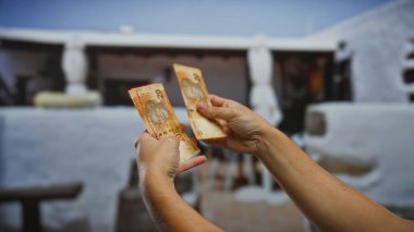 El ele tutuşan Güney Afrika Rand kapalı bir odada para birimi ayrıntıları üzerinde odaklanarak bir odada ticari işlemleri veya mali işlemleri ima.