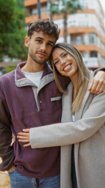 Şehir arka planıyla kucaklaşan bir çift canlı bir şehir ortamında genç bir adam ve kadının aşkını ve arkadaşlığını ön plana çıkarıyor.