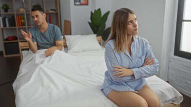 Yatak odasındaki kadın ve erkek ilişkilerinde gerilim yaşıyor, ikisi de gündelik kıyafetler giyiyor, evde yatakta oturuyor, duygularını ve iç mekandaki etkileşimlerini aktarıyor..