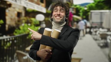 Şehrin dışındaki sokakta gülümseyen İspanyol bir adam elinde tüpler, kenar mahalleler ve yeşilliklerle gelişigüzel giyinmiş, canlı ve çekici bir hava yayıyor..