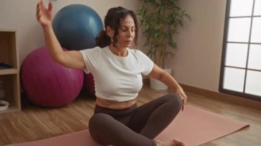 Orta yaşlı bir kadın evde yoga yapıyor. Spor salonunda egzersiz toplarıyla..