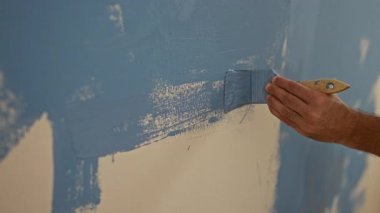Adamın biri evin içini maviyle boyamış. İç dekorasyon sürecini tasvir ediyor..