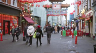 Londra 'nın Çin Mahallesi' ndeki sokak sahnesinde kışın bulanık insanlar, Birleşik Krallık 'ta canlı dekorlar ve kentsel atmosfer sergiliyorlar..
