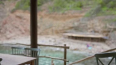 Mallorca 'da bulanık bir açık hava sahnesi. Odaklanamayan arka plan, bokeh etkisi ve İspanya' nın kıyı bölgesinde bulanık sandalyeler ve masalar.
