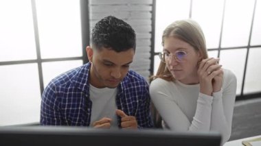 Modern ofis ortamında bilgisayar alanında işbirliği yapan erkek ve kadın, iş ortamında üretkenliği ve yeniliği teşvik eden çalışma ve takım çalışmasına odaklandı.