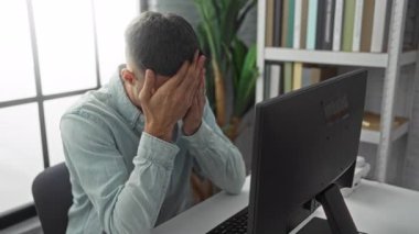 Ofiste eli bilgisayar başında oturan adamın içi kitaplarla çevrili olması hayal kırıklığını ve bunalımı yansıtıyor..