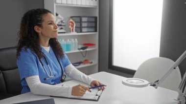 Steteskoplu doktor ve hastane ofisindeki tıbbi kayıtları tartışan hasta el sıkışan sağlık hizmetleri kadın erkek kliniği kapalı alan etkileşimi