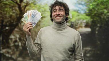 Güney Kore 'yi elinde tutarak parkta gülümseyen İspanyol adam güvenle para kazandı..