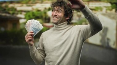 Hispanik bir adam şehrin dışında zloty tutuyor, pozitiflik ve finansal başarı yayıyor..