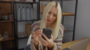 Akıllı telefon kullanan bir kadın rahat bir dairede oturmuş modern yaşam tarzını ve teknolojiyi gösteriyor..