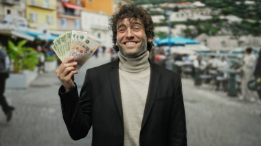 İspanyol adam dışarıda gülümsüyor Arjantin pezosu tutuyor kalabalık bir şehir caddesinde.