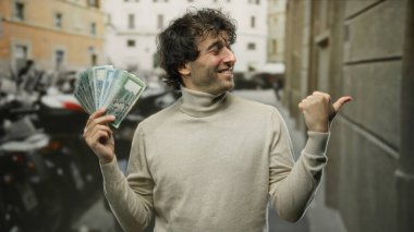 Bangladeş Taka 'yı elinde tutan ve kenarı gösteren İspanyol bir adam bir sokak ortamında finansal gurur anı yakalıyor..
