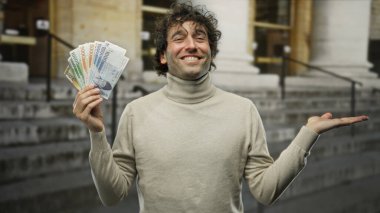 Güney Kore banknotlarını elinde tutarken gülümseyen İspanyol bir adam, finansal başarı veya küresel iş potansiyeli sergiliyor.