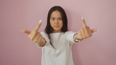 Genç Çinli bir kadın iki eliyle müstehcen bir jest yapıyor. Pembe bir arka plana karşı durarak, hayal kırıklığı ya da öfke iletiyor..