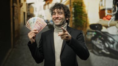 Bir şehir caddesinde elinde Thai banknotlarıyla gülümseyen İspanyol bir adam, bir şehir ortamında güven ve başarı öneriyor..