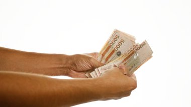 Güney Kore 'yi tutan eller izole edilmiş beyaz bir arkaplan üzerinden para kazandı.