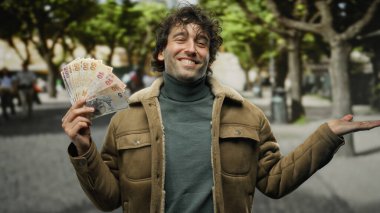 Bir elinde Türk Lirası banknotları, diğer elinde ise canlı bir şehir manzarası olan İspanyol bir adam şehrin sokaklarında gülümsüyor..