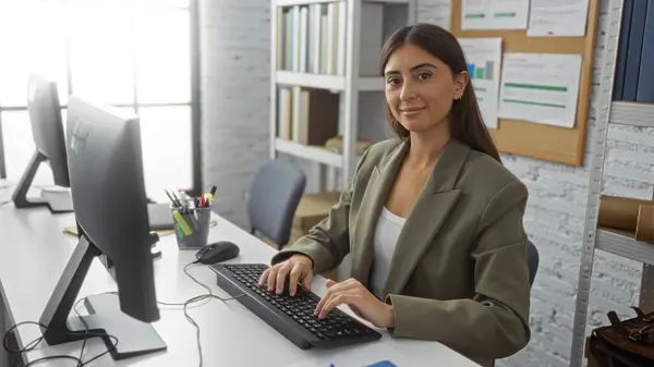 Jovem Mulher Trabalhando Escritório Moderno Vestindo Blazer Sentado Uma Mesa   Fotografia de Stock
