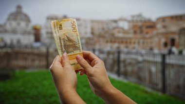 Norveç kronu elinde tutan adam Roma 'da açık havayı finanse ediyor. Avrupa' da bir sokak ortamında para ve iş odaklı kentsel yatırım öneriyor..