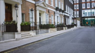Sonbaharda sessiz bir Londra caddesinin bulanık görüntüsü klasik mimari ile dağılmış binaların sakin bir manzarası ve İngiltere 'de kışın yaklaştığını gösteren bir ipucu..