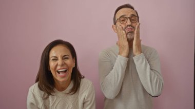 Orta yaşlı İspanyol çift pembe bir geçmişe karşı birlikte gülüyor, aile hayatlarında yaşlı bir erkek ve kadın çiftiyle sevgi ve neşe sergiliyorlar..