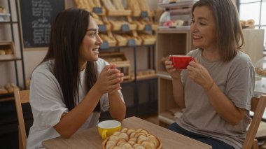 Anne ve kızı bir fırında kahvenin tadını çıkarıyorlar aile bağlarını ve aşklarını sergiliyorlar. Kapalı bir ortamda taze pastalarla..