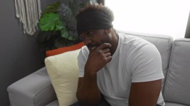 Baba ve kızı, modern oturma odasında aile bağlarını ön plana çıkaran samimi dekorla sevgi dolu bir kucaklaşmayı paylaşıyor.