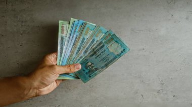 Bangladeş 'in elinde somut bir arkaplan, çeşitli banknotlara sahip para ve finansal temalar içeren banknotlar var..
