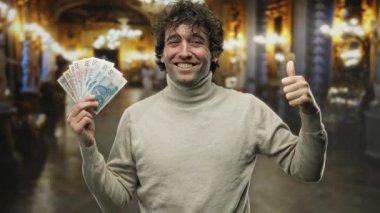 Kilisenin içinde İspanyol bir adam elinde Polonya zloti banknotları tutarak dramatik bir arkaplanda karışık duygular sergiliyor..