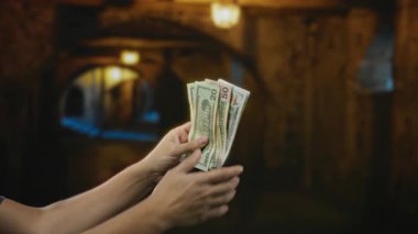 Amerikan dolarlarını elinde tutan adam şehir yaşamını ve para ve silah odaklı açık bir ortamda finansal alışverişi gözler önüne seriyor..
