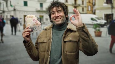 İspanyol adam elinde Türk lira banknotları, gülümsüyor ve şehir caddesinde iyi bir jest yapıyor..