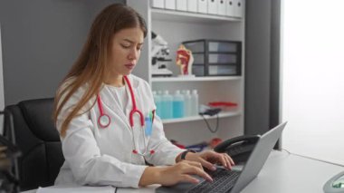 Diş ağrısı çeken, üniformalı beyaz kadın doktor diş kliniğinde elleri ağızlarında acı dolu bir ifade sergiliyor.