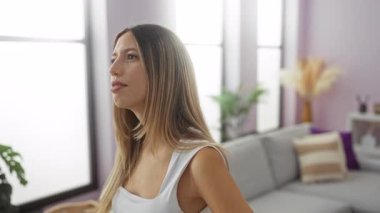 Çiftler evlerinde mutlu anlar geçiriyorlar. Sıcak bir daire ortamında sevgi ve mutluluk gösteriyorlar. Sevgi dolu bir ilişkiyi ön plana çıkarıyorlar..