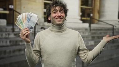 Güney Kore 'yi elinde tutarken gülümseyen İspanyol bir adam bir şehir ortamında finans başarısı ve neşe örneği olarak para kazandı..