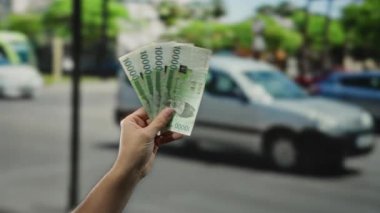 Güney Kore 'yi elinde tutan adam bir şehir caddesinde açık hava finans kavramını şehir planıyla betimleyerek banknotlar kazandı..