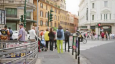 Bulanık insanlar ve tarihi mimari ile kalabalık Roma sokak sahnesi, İtalya 'nın eski kasabasında dağıtılmış şehir manzarası.