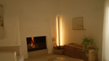 Lüks bir Akdeniz evi. İçi bulanık bir şömine ve sıcacık bir ışıklandırmayla dolu.