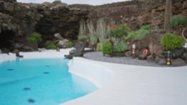 Lanzarote 'de bilardo sahasında bulanık arka planı olan ve İspanya' da güzel manzarayı ön plana çıkaran odaklanmış bir kadın..