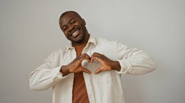 Yakışıklı, Afro-Amerikalı bir adam, elleri ile izole edilmiş beyaz bir arka plan üzerinde kalp hareketi yapıyor.