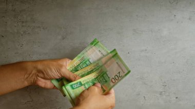 Elleri somut bir arkaplan gösterme para değişimi veya mali işlemler karşısında Rus rublesi sayan eller