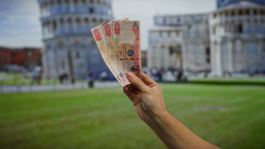 Kentsel pisa 'da el ele tutuşmalar uluslararası finans ve turizmi sembolize eden eğik kuleler.