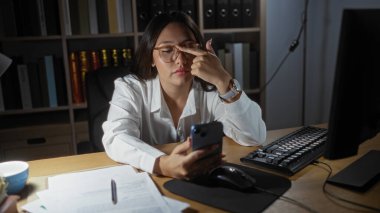 Genç kadın esmer ofis telefonu evrak işleri bilgisayar kapalı kapılar yorgun gözlükler