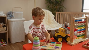 Çocuk rahat bir anaokulu sınıfında renkli oyuncaklar ve bulmacalarla oynuyor, eğlenceli ve eğitici bir çocukluk ortamı sergiliyor.