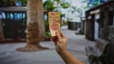 El ele tutuşan Meksika pezosu şehir ortamında açık havada mali işlem veya şehir ortamında yatırım anlamına gelir.