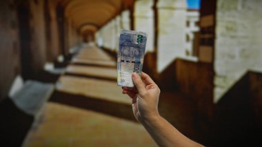 Güney Afrika Rand 'ini elinde tutan adam şehir sokaklarında para değişimi ve finansal özgürlük gösteriyor..