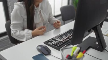 Modern ofis ortamında sırt ağrısı çeken bir kadın, elinde bilgisayar ve çeşitli ofis malzemeleriyle bir masada oturuyor..