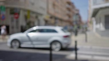 Bulanık arka planda arabaların olduğu bulanık şehir sokak sahnesi gündüz trafiği boyunca şehir ortamını gösteriyor.