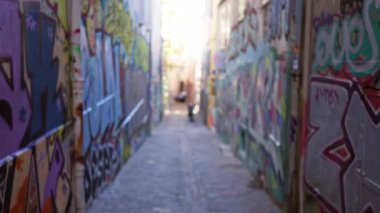 Renkli grafiti ile bulanık şehir sokağı açık bir getto ortamında sanatsal ve canlı bir sokak sahnesi yaratıyor..