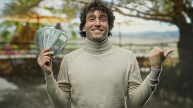 Bangladeş 'i elinde tutan İspanyol bir adam şehrin sokaklarında kendine güvenen bir gülümsemeyle zenginlik ve başarı sergiliyor..